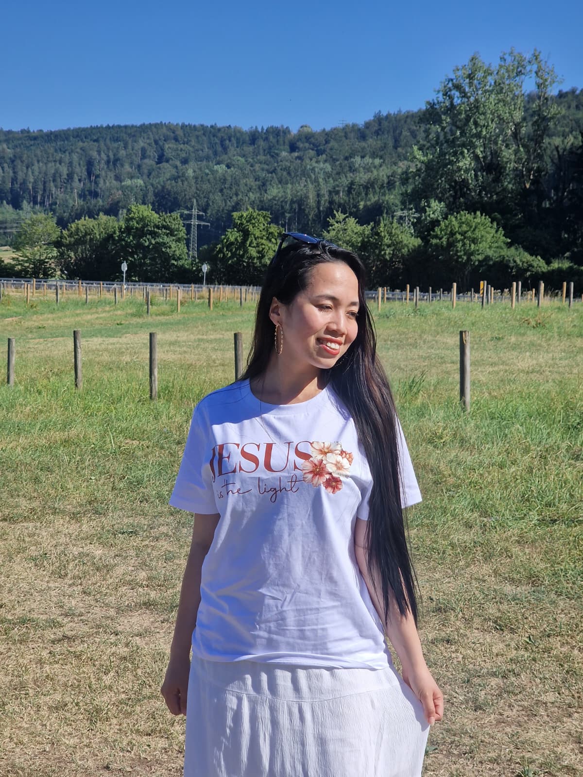 JESUS IS THE LIGHT CROSS FLOWERS - Frauen T-Shirt Bio Baumwolle